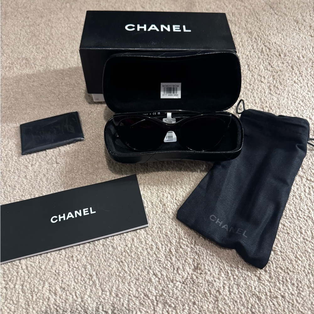 CHANEL Elegant Black Sunglasses